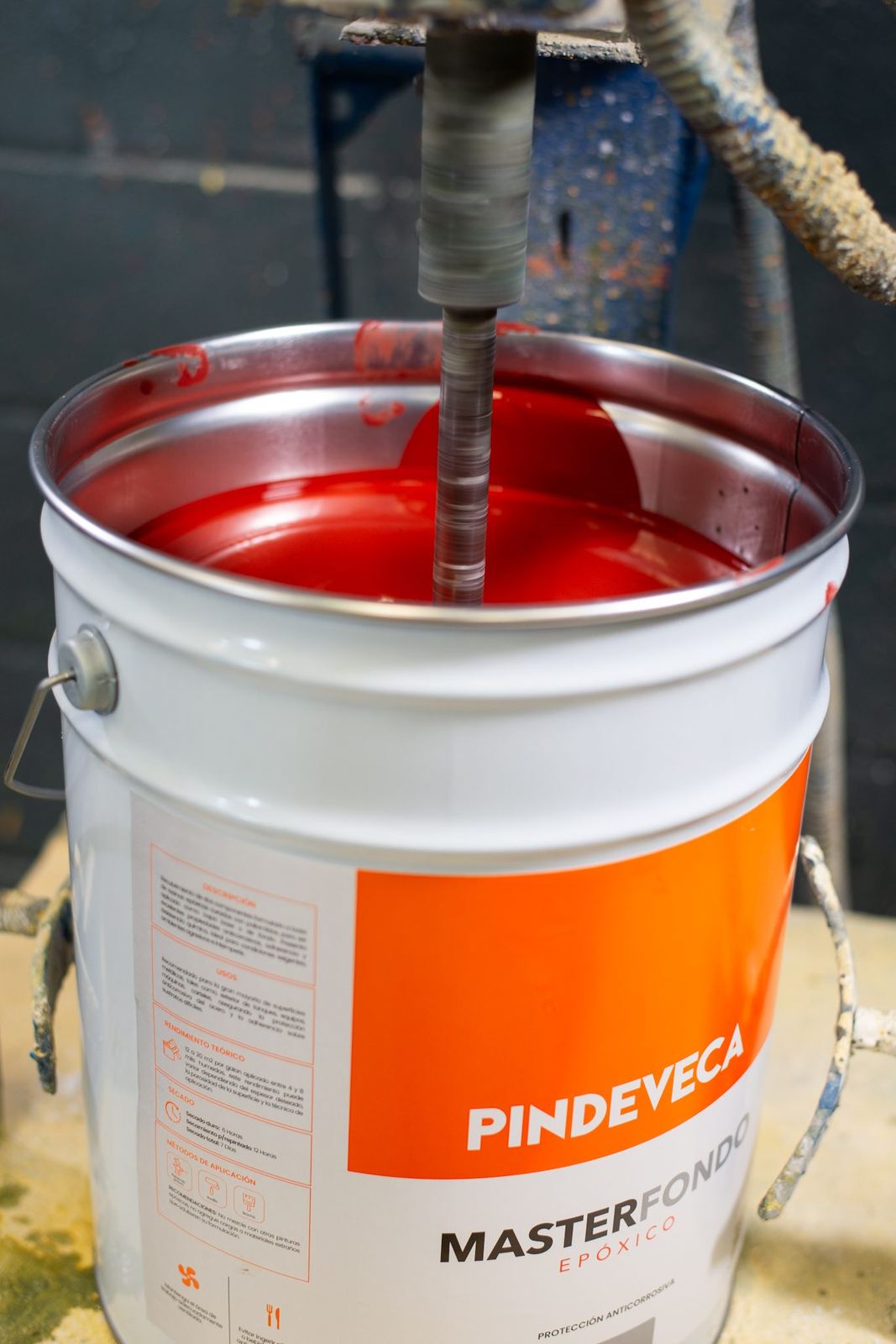 Dispersor industrial homogeneizando recubrimiento