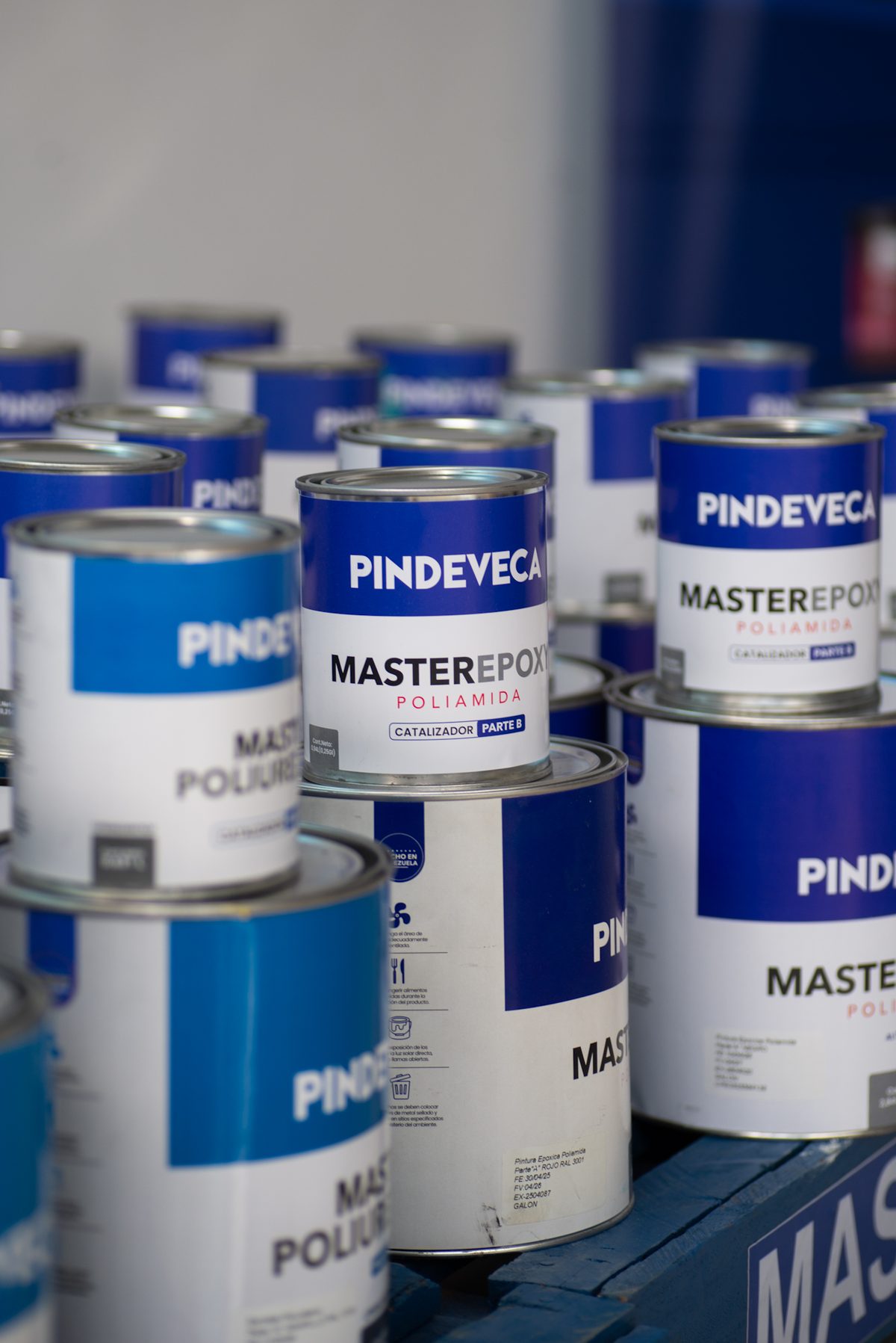 Envases de MasterEpoxy Poliamida listos para despacho